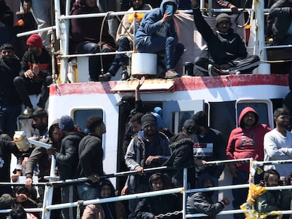 Una embarcación de migrantes llega al puerto siciliano de Catania, este miércoles.