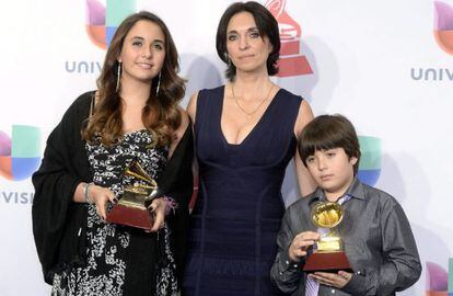 La viuda y los hijos de Paco de Lucía, con los dos premios póstumos.