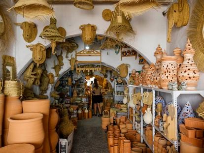 Turistas admiran el trabajo en la tienda de los alfareros Angel y Loli en Nijar, Almería.