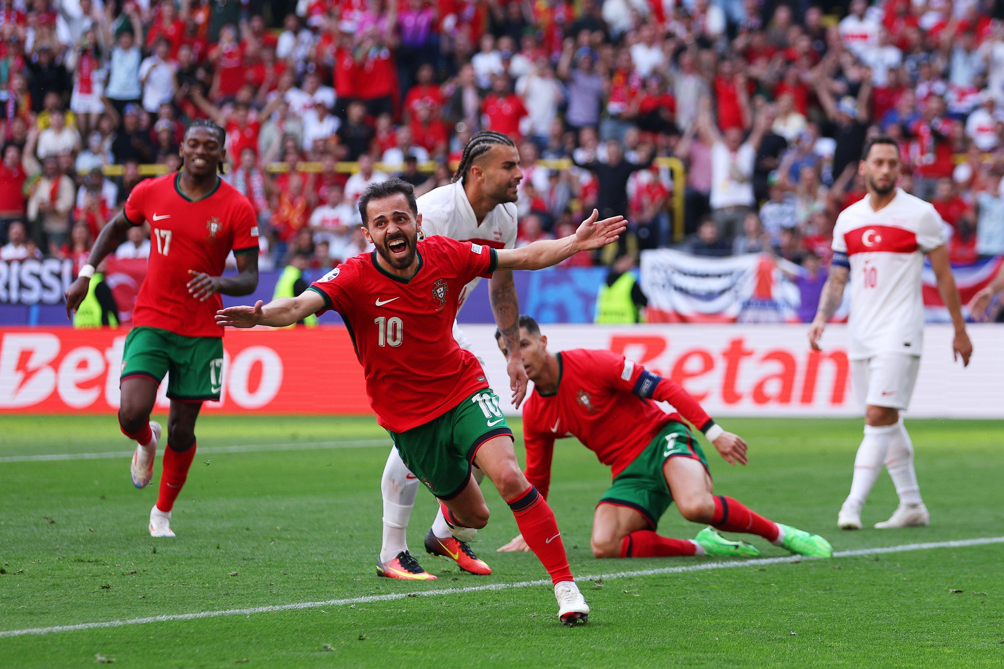 Tres goles y selfis con Cristiano Ronaldo en la victoria de Portugal ante Turquía