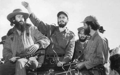 Entrada de Castro en la Habana, en 1959. A su derecha, Camilo Cienfuegos; a su izquierda, Huber Matos.  