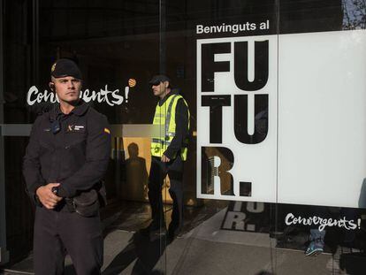 Agentes de la Guardia Civil, durante uno de los registros de la antigua sede de CDC.