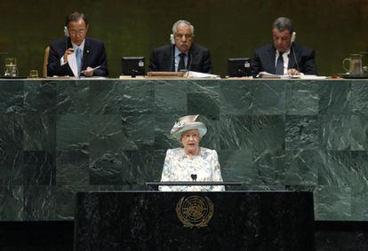 La reina Isabel II de Inglaterra interviene ante la Asamblea General de la ONU, en Nueva York, en calidad de jefa de Estado de las 16 naciones (de las 52 de la Commonwealth) que la reconocen como tal, el 6 de julio de 2010. 