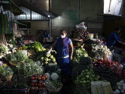 Una vendedora se protege con una mascarilla en un mercado en la Ciudad de Guatemala.