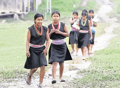 Mujeres y niñas de la comunidad indígena inga, en el sur de Colombia.