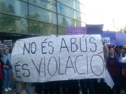 Concentración ante la Ciudad de la Justicia de Valencia contra la sentencia de La Manada.