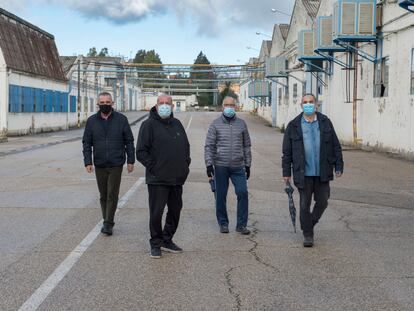 Pedro Gálvez, Juan José Gea, Gregorio Ordóñez y Victoriano López, extrabajadores de Santana Motor en Linares (Jaén), en una imagen tomada en las instalaciones de la antigua factoría este viernes.