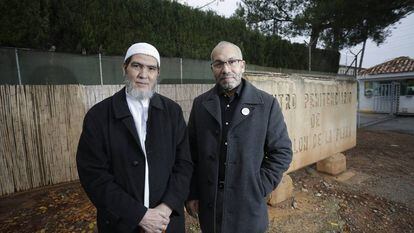 Salah Ouakili (derecha) y Adelmalik Sbai (izquierda) imames de las mezquitas de Almassora y El Grao de Castell&oacute;, ante las puertas del Centro Penitenciario Castell&oacute;n I, donde prestan atenci&oacute;n religiosa a internos musulmanes.
 