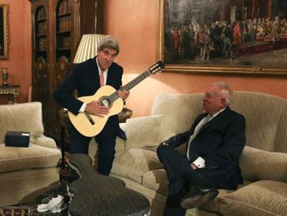 El secretario de Estado de EE UU, John Kerry, con la guitarra española que le regaló el ministro español de Asuntos Exteriores, José Manuel García-Margallo, esta tarde en Madrid. / BALLESTEROS (EFE)
