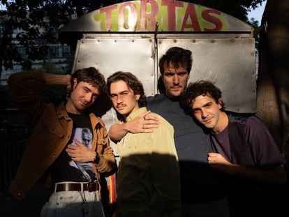 De izquierda a derecha Nico Yubero, Rubén Almonacid, Juan Rojo y Lucas Sierra, integrantes del grupo de ‘noise’ pop madrileño La Paloma, en entrevista con EL PAÍS este marzo en Ciudad de México.