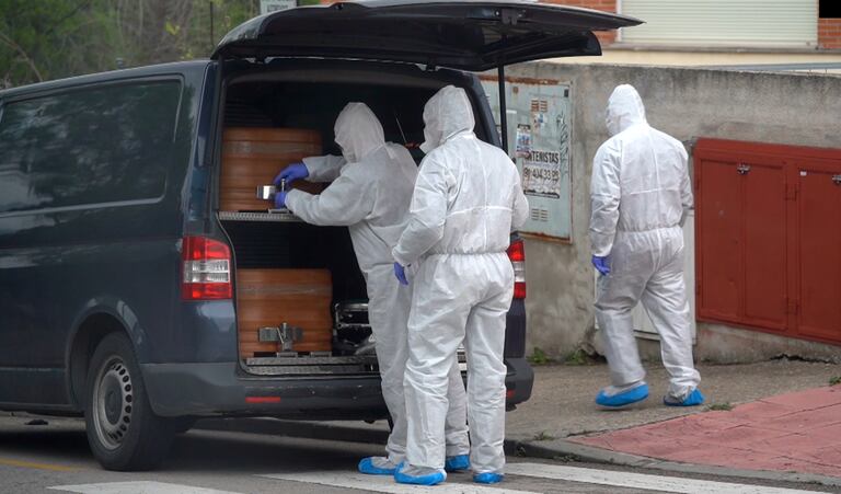 Varios operarios realizan traslado de cadáveres de la residencia geriátrica Los Peñascales, en Torrelodones (Madrid), el 14 de abril.