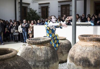 Una 'performance' de Rubén Olmo en el Museo Arqueológico de Jerez de este domingo.