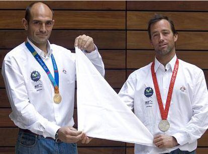 Xabi Martínez e Iker Fernández, el pasado jueves en Madrid con sus medallas olímpicas de Atenas 2004 (oro) y Pekín 2008 (plata).