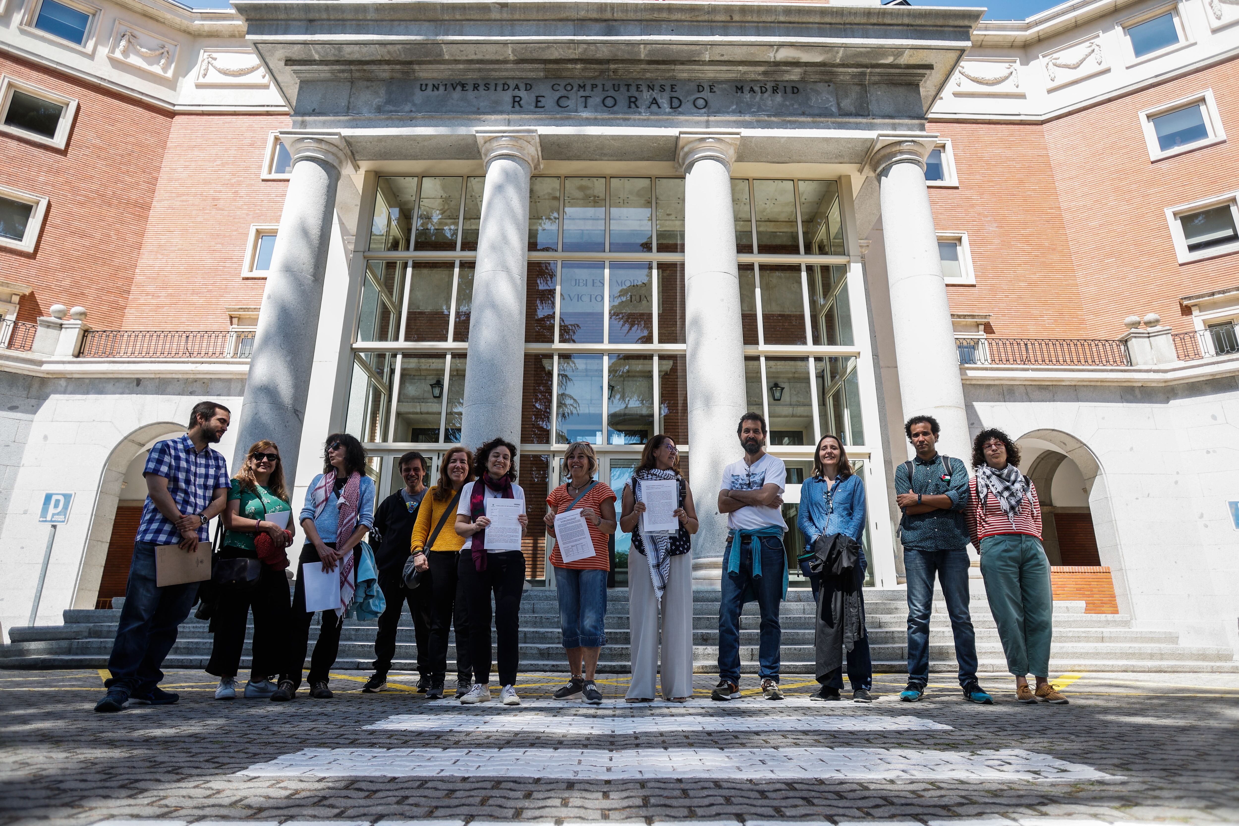 Profesores de la Universidad Complutense de Madrid, frente al Rectorado, antes de entregar las firmas en favor de Palestina, el 10 de mayo de 2024.