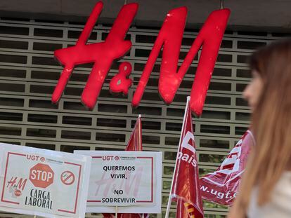 Protesta de los trabajadores de H&M, a mediados de junio, en Valencia.