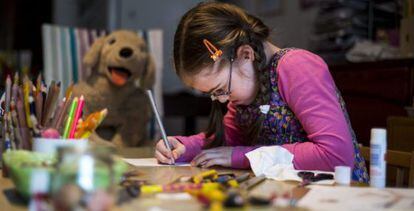 Szirka Voith, una niña húngara de nueve años con síndrome de Down, en su casa en Budapest (Hungría).