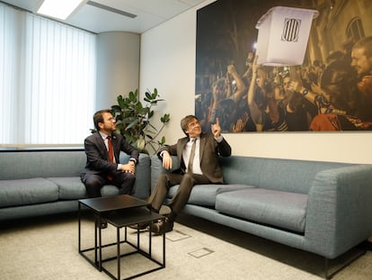 El presidente de la Generalitat, Pere Aragonès, en mayo durante su reunión con el expresidente catalán Carles Puigdemont en Bruselas.- EFE/OLIVIER HOSLET