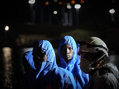 Un grupo de migrantes rescatados desembarcan en el puerto de Málaga el pasado 15 de abril.