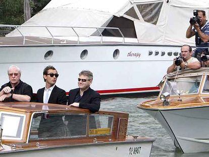 Los actores Michael Caine y Jude Law llegan en barco a la presentación de <i>Sleuth</i>, junto al director Kenneth Branagh.