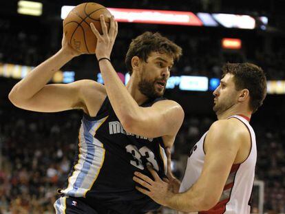 Marc Gasol, ante Kleiza.