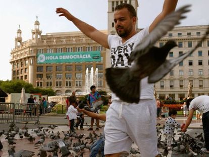 Pancarta en suport al referèndum desplegada a la plaça de Catalunya.