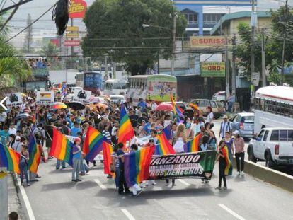 Manisfestaci&oacute;n en El Salvador a favor de los derechos de las personas transexuales.