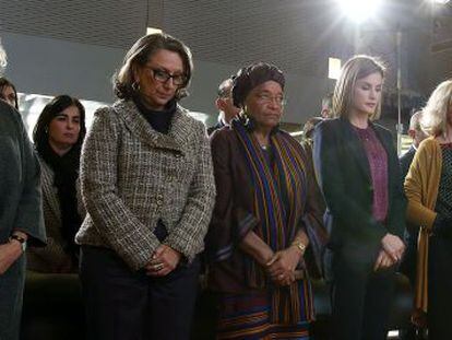 La Reina doña Letizia durante el minuto de silencio en el acto anual de la Fundación Mujeres por África celebrado en Madrid.