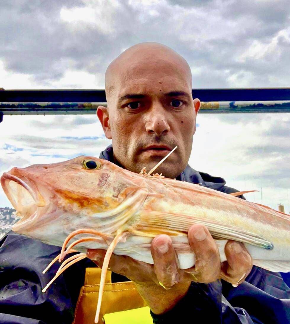 Raúl Resino, con una juliola, uno de sus pescados fetiche.
