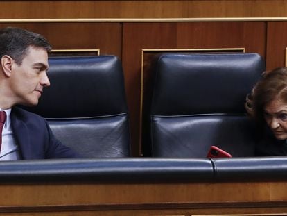 El presidente del Gobierno, Pedro Sánchez, y la vicepresidenta primera, Carmen Calvo, durante la sesión de control de este miércoles.