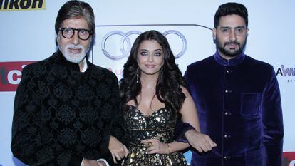 Amitabh Bachchan, su nuera Aishwarya Rai y su hijo Abhishek, en unos premios celebrados en Nueva Delhi en mayo de 2016.