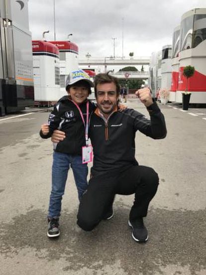 Fernando Alonso con el niño Joaquín