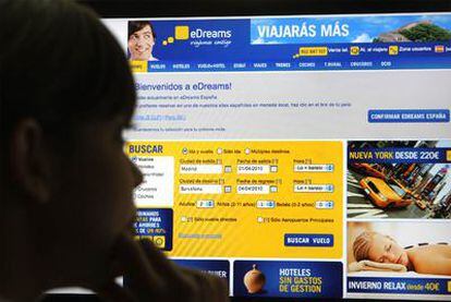 Una usuaria de Internet consulta la página de eDreams.