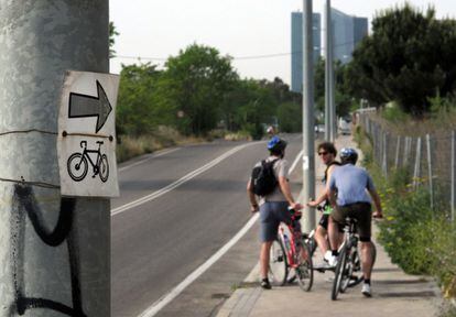 Una señal casera al final de la calle de Monasterio Arlanza, cuando el carril bici termina abruptamente sobre la carretera.