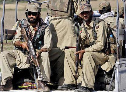 Soldados paquistaníes patrullan en un área del valle del Swat, una zona tomada por talibanes.