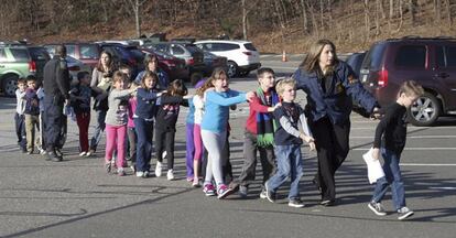 La policía desaloja a alumnos del colegio de Newtown tras el inicio del tiroteo.