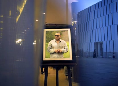 Entrada de un restaurante de Tánger Marina Bay, con un retrato del rey