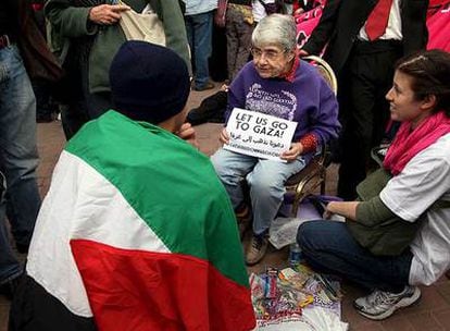 La estadounidense Hedy Epstein (c) inicia una huelga de hambre durante una protesta frente a la sede de Naciones Unidas en El Cairo