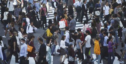 Viandantes cruzan las calles del distrito de compras de Shibuya, en Tokio.