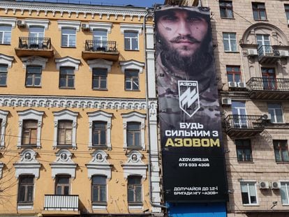 Cartel publicitario de reclutamiento de la Brigada Azov, el 26 de marzo en Kiev.