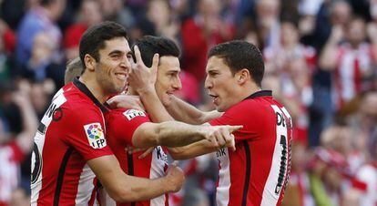 De Marcos celebra con Aduriz, en el centro, el cuarto gol del Athletic. 