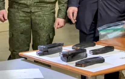 Investigadores rusos examinando varios cargadores de munición utilizados en el ataque. 
