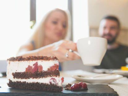 Dos personas en un café.