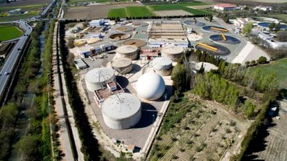 La biofactoría Sur de Granada consigue regenerar el agua para nuevos usos, crea nuevos recursos a partir de los residuos, produce energías renovables y genera un impacto positivo sobre su entorno.