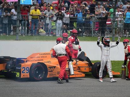 Alonso sale de su Honda en Indin&aacute;polis tras el fallo de motor.