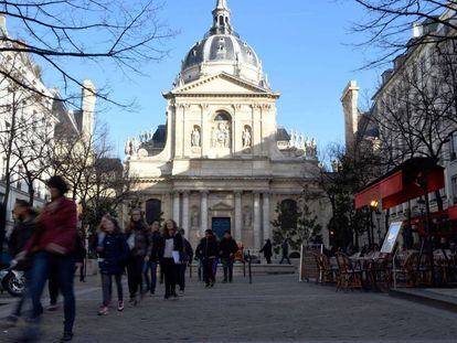 Estudiantes junto a la Universidad de la Sorbona, en el centro de París.