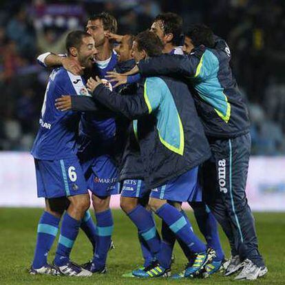 Los jugadores del Getafe celebran su victoria sobre el Barça al término del partido.