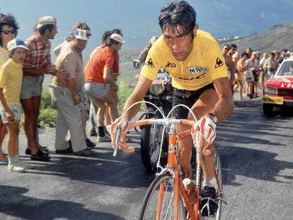 Luis Ocaña subiendo el Col du Galibier en la octava etapa del Tour de Francia 1973.