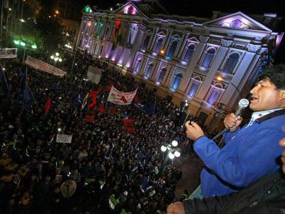 Morales pronuncia un discurso en el balcón del Palacio de Gobierno, en La Paz, la noche del domingo, tras ganar las elecciones.