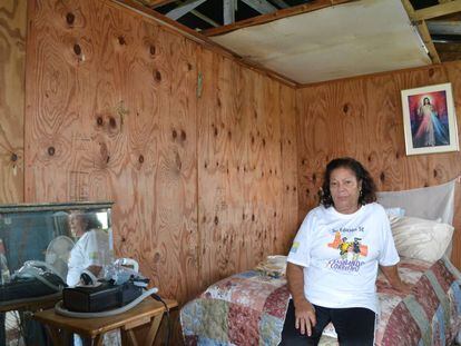 Gladys Peña, junto a su máquina para la apnea, al interior de su casa sin techo.