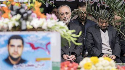 El expresidente Ahmadineyad (derecha) asiste al funeral en Teherán de dos miembros de la Guardia Revolucionaria muertos en la guerra siria.